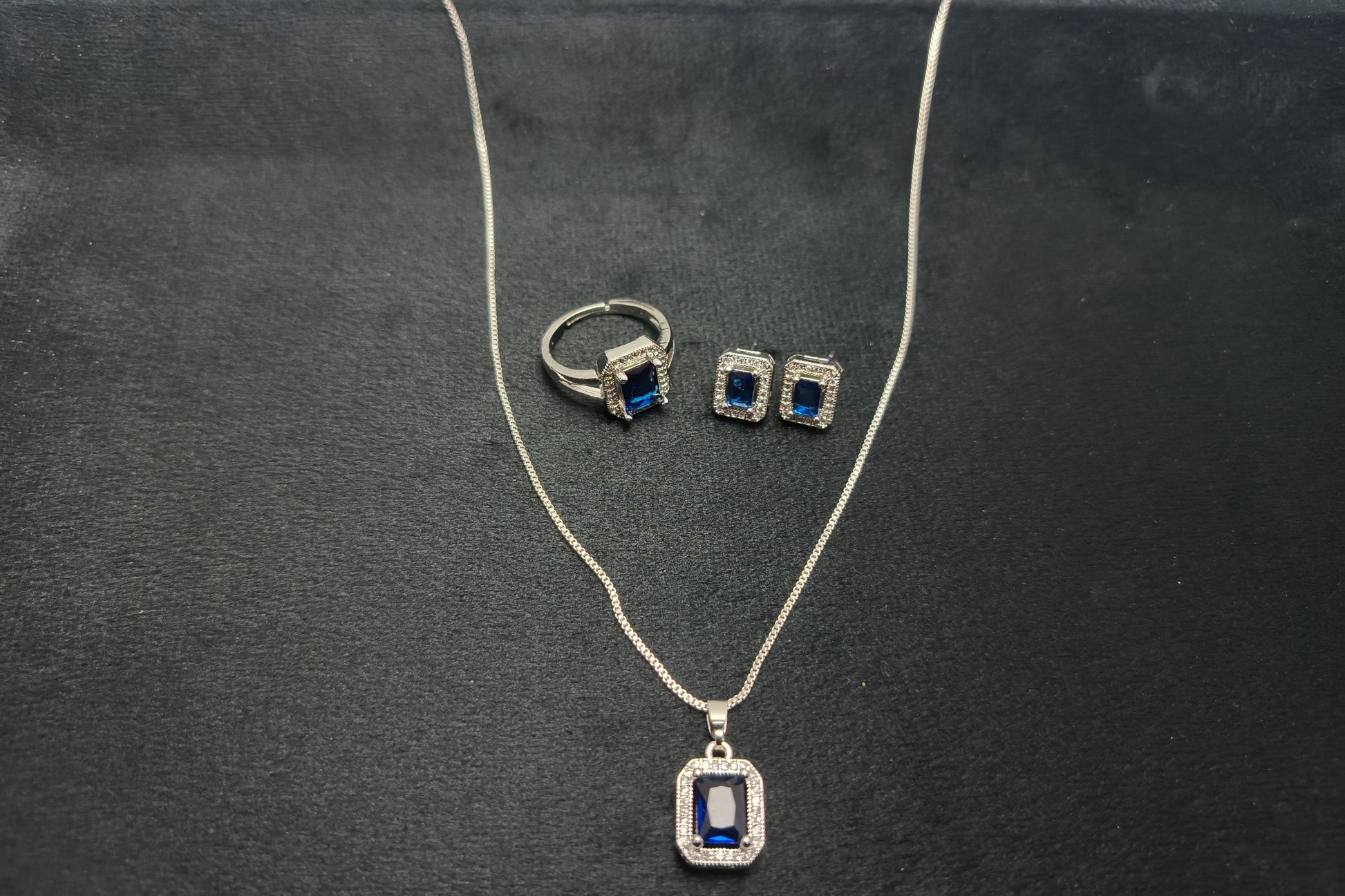 Rani Blandina Pendant Set Blue Stone